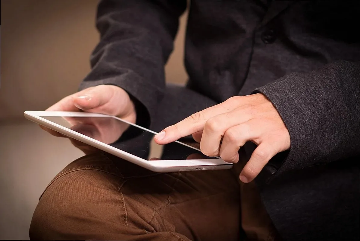 tablet, ipad, read, screen, swipe, to touch, assign, point, gadget, modern, internet, finger, digital, technology, conta